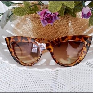 NWOT Retro tortoise shell framed cateye sunglasses